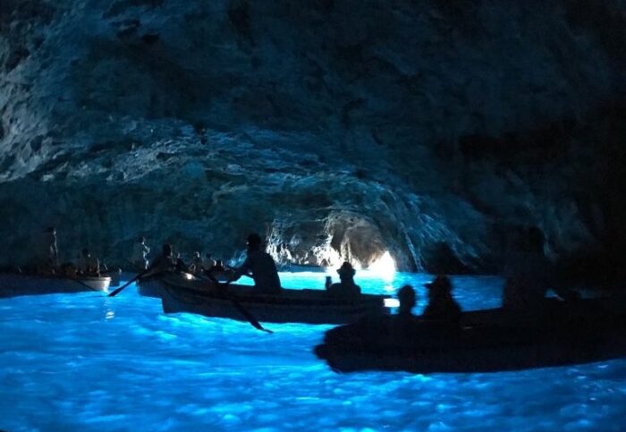 foto dentro da Gruta Azul de Capri