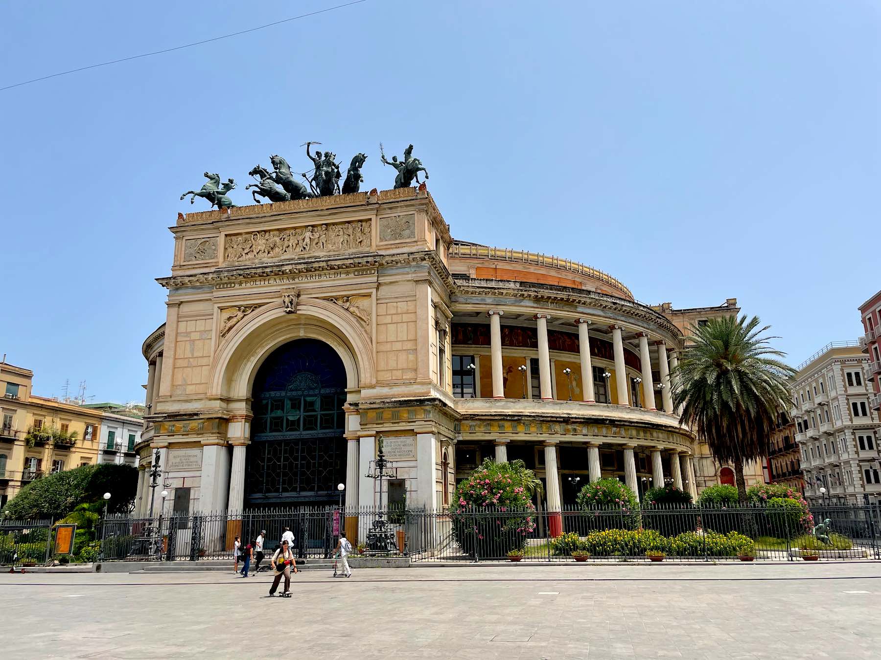 Fachada do Teatro Politeama Garibaldi em Palermo em um dia de sol de verão