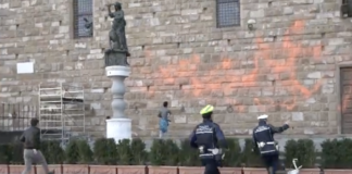 Ativistas jogam tinta na fachada do Palazzo Vecchio de Florença
