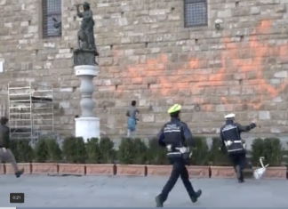 Ativistas jogam tinta na fachada do Palazzo Vecchio de Florença