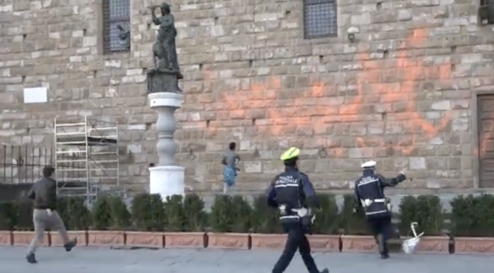 Ativistas jogam tinta na fachada do Palazzo Vecchio de Florença