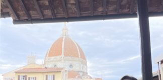 BNB Greenfield e o futuro do turismo e dos blogs de viagem. Na foto: Barbara Bueno com a catedral de Florença ao fundo