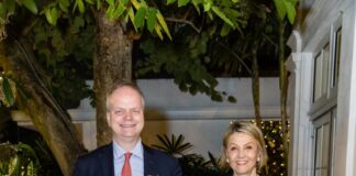 Doação record para um museu florentino, na foto o diretor das Gallerie degli Uffizi, Eike Schmidt, ao lado da mecenas Veronica Atkins