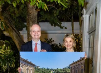 Doação record para um museu florentino, na foto o diretor das Gallerie degli Uffizi, Eike Schmidt, ao lado da mecenas Veronica Atkins