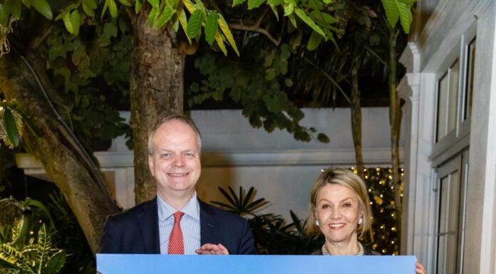 Doação record para um museu florentino, na foto o diretor das Gallerie degli Uffizi, Eike Schmidt, ao lado da mecenas Veronica Atkins