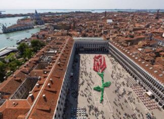 O ritual do "Bocolo" durante a Festa di San Marco em Veneza, no dia 25 de abril