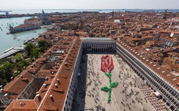 O ritual do "Bocolo" durante a Festa di San Marco em Veneza, no dia 25 de abril