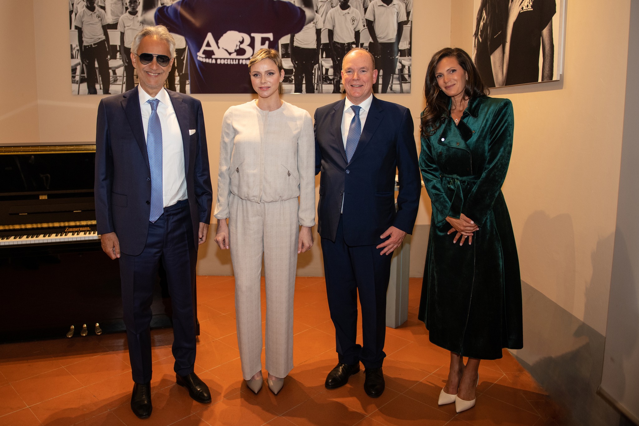 Andrea Bocelli, Charlene de Mônaco, Príncipe Albert II e Veronica Berti Bocelli na sede da Fundação Andrea Bocelli em Florença (foto: divulgação/facebook)