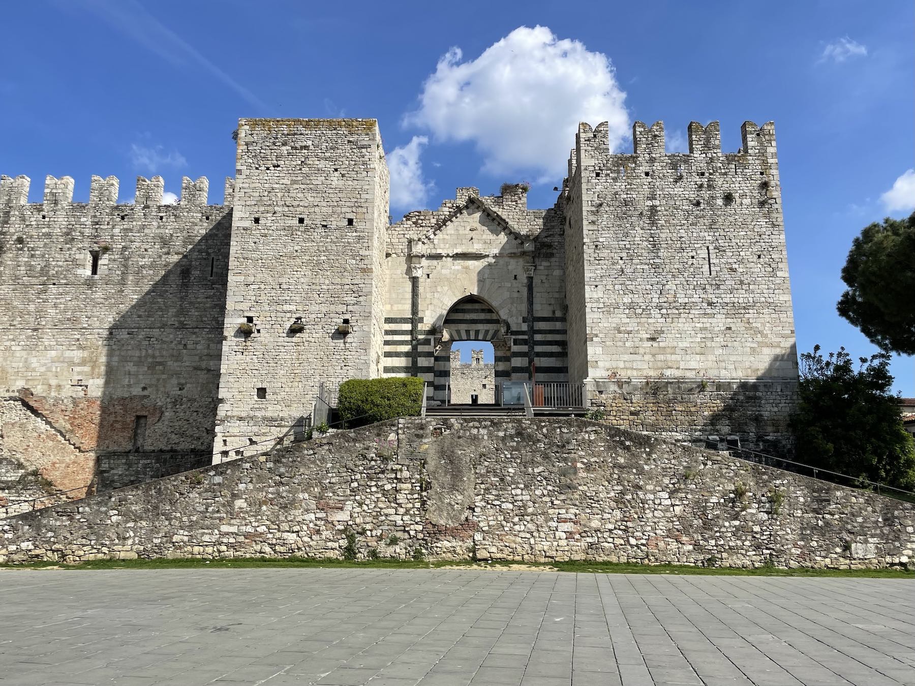 fachada do Castello dell'Imperatore em Prato, Toscana, Italia
