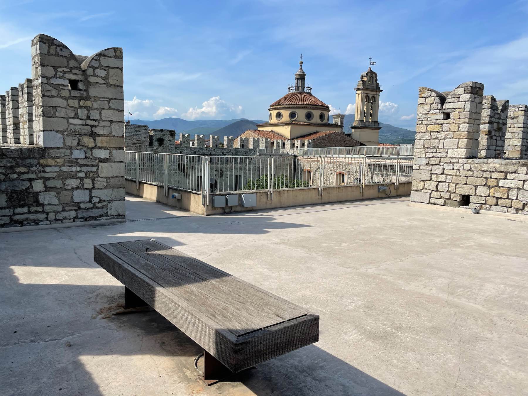 banquinho com vista dentro do Castello dell'Imperatore de Prato na Toscana