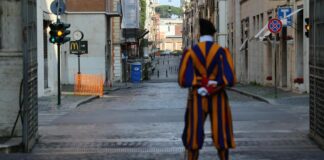 Alerta no Vaticano homem ignora autoridades e força entrada com veículo