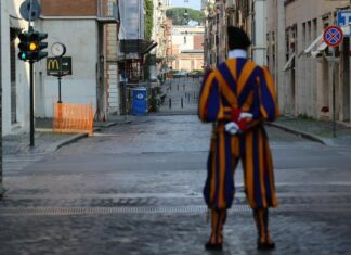 Alerta no Vaticano homem ignora autoridades e força entrada com veículo