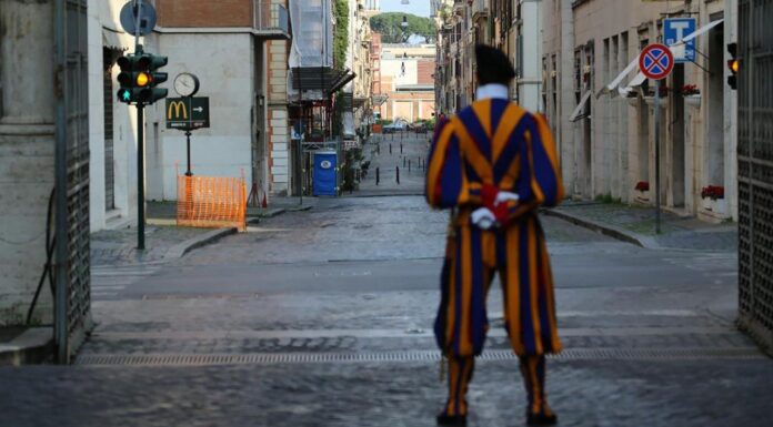 Alerta no Vaticano homem ignora autoridades e força entrada com veículo