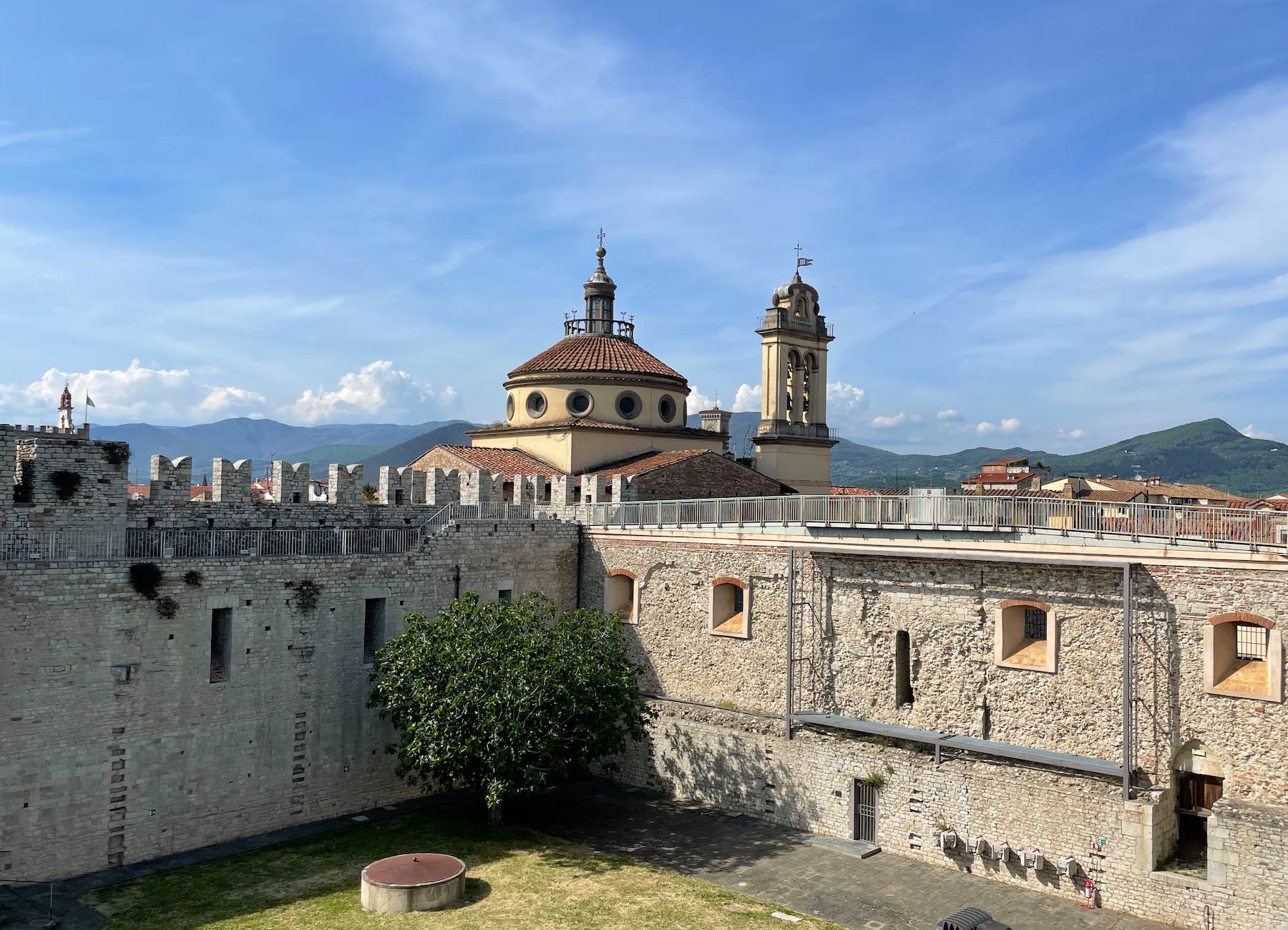 O pátio interno do Castello dell'Imperatore de Prato