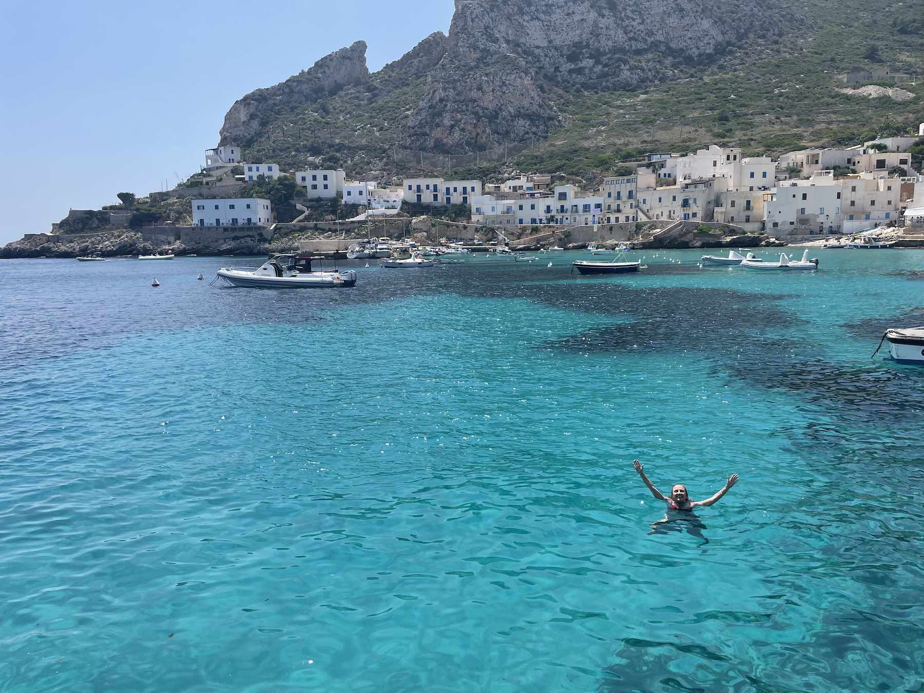 Banho de mar em Levanzo, na Sicília