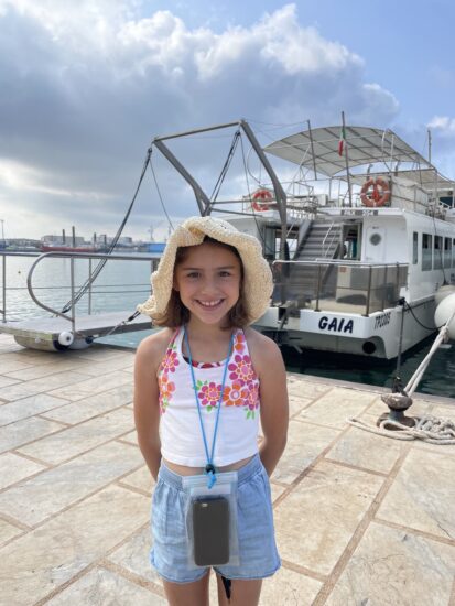 gaia em frente ao barco gaia
