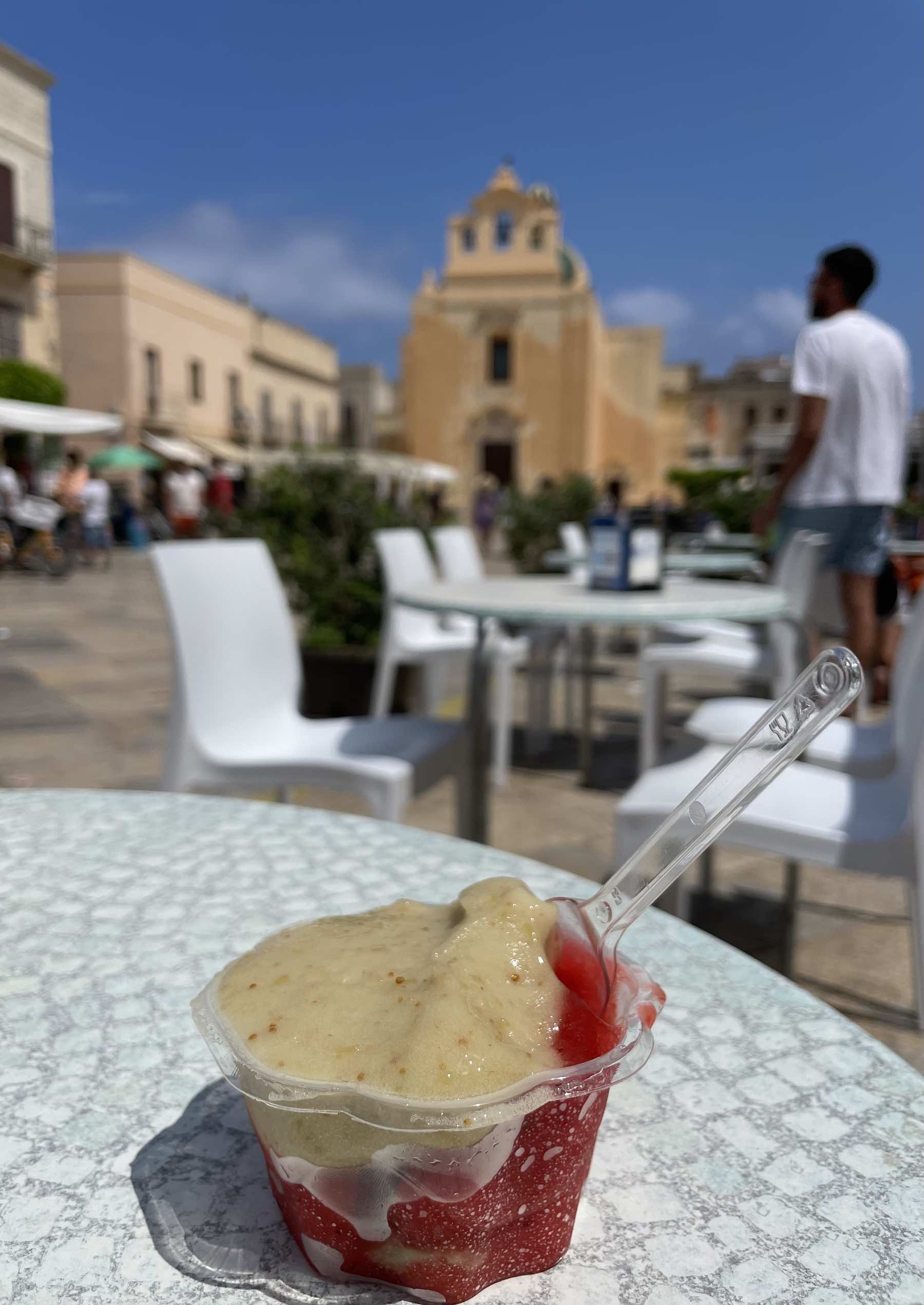 Pausa para uma clássica granita siciliana em Favignana
