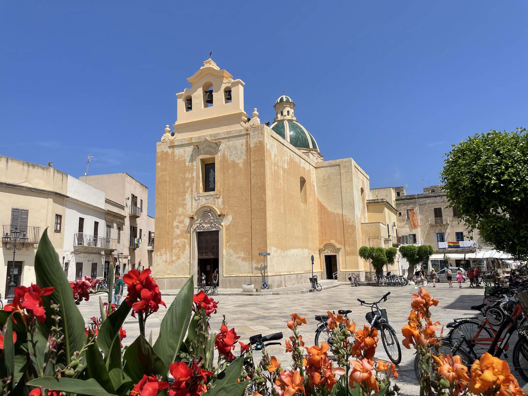 A igreja na praça do centro histórico de Favignana se chama "Chiesa Madre Maria SS. Immacolata"