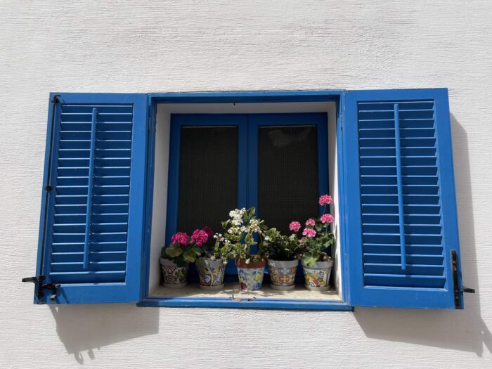 janela de casa em Favignana, Sicilia, Italia