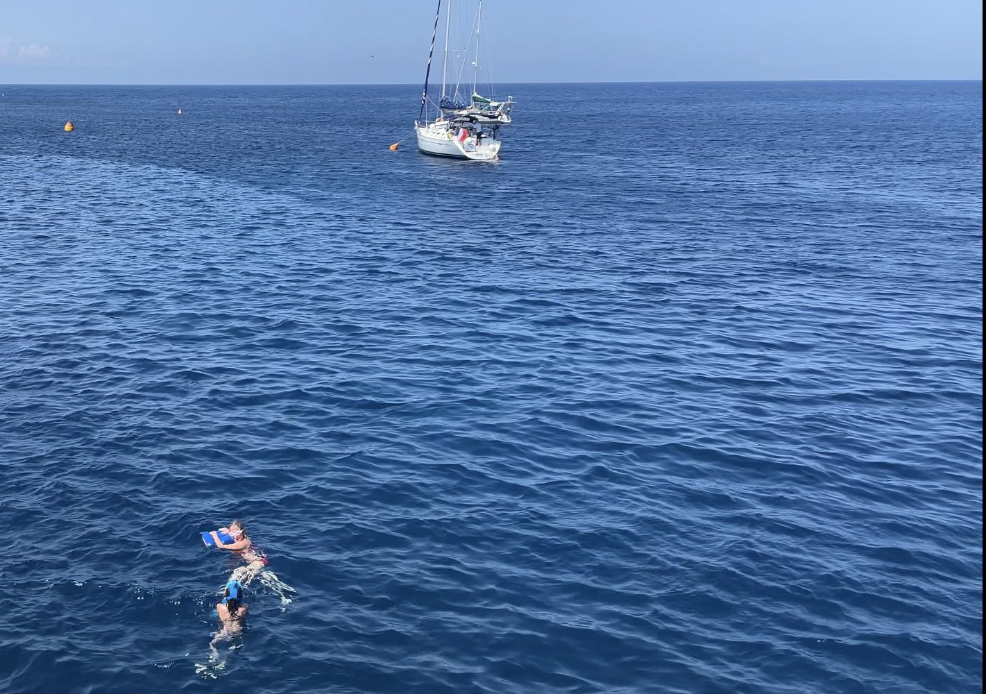 Pausa para um mergulho no mar de Levanzo, no arquipélago das ilhas Egadi, na Sicilia, Itália
