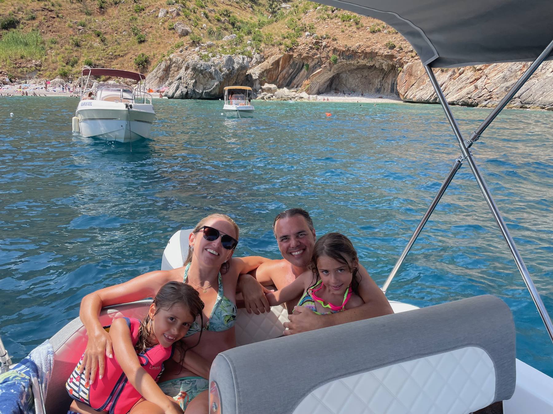 Passeio de barco com crianças na Riserva dello Zingaro na Sicília