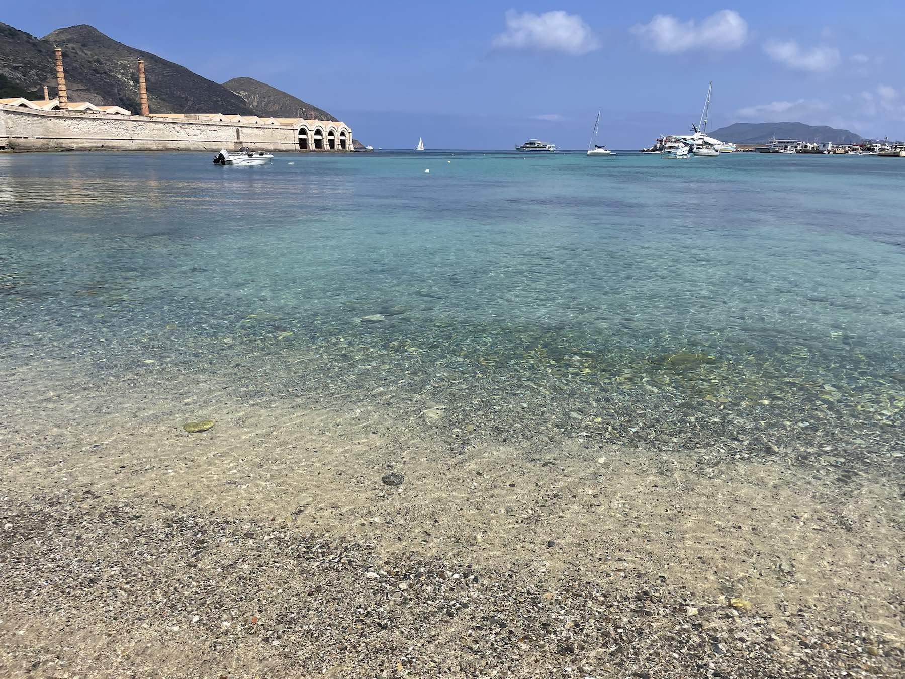 Praia do porto de Favignana: areia, pedrinhas e mar límpido