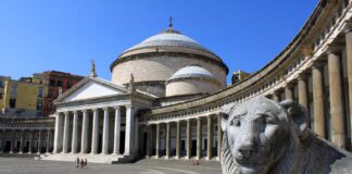 Como ir do Aeroporto Fiumicino a Nápoles? - Na foto a imagem da Piazza del Plebiscito, uma das prinicipais praças de Nápoles