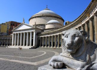 Como ir do Aeroporto Fiumicino a Nápoles? - Na foto a imagem da Piazza del Plebiscito, uma das prinicipais praças de Nápoles