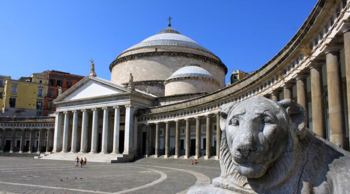 Como ir do Aeroporto Fiumicino a Nápoles? - Na foto a imagem da Piazza del Plebiscito, uma das prinicipais praças de Nápoles
