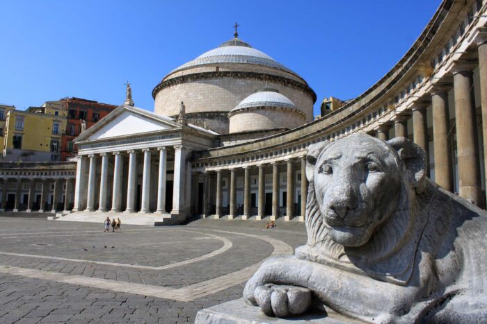 Como ir do Aeroporto Fiumicino a Nápoles? - Na foto a imagem da Piazza del Plebiscito, uma das prinicipais praças de Nápoles