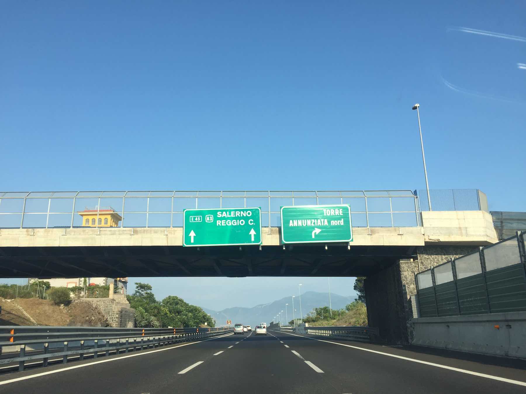 placa verde nas estradas da Italia: autostrada, as estradas rápidas