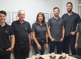  Dr. Aldir Teixeira (CEO da Experimental Agrícola), Regina Teixeira (Diretora de Qualidade) e demais membros da Comissão Julgadora brasileira responsáveis pela seleção dos 40 finalistas