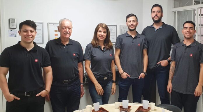  Dr. Aldir Teixeira (CEO da Experimental Agrícola), Regina Teixeira (Diretora de Qualidade) e demais membros da Comissão Julgadora brasileira responsáveis pela seleção dos 40 finalistas