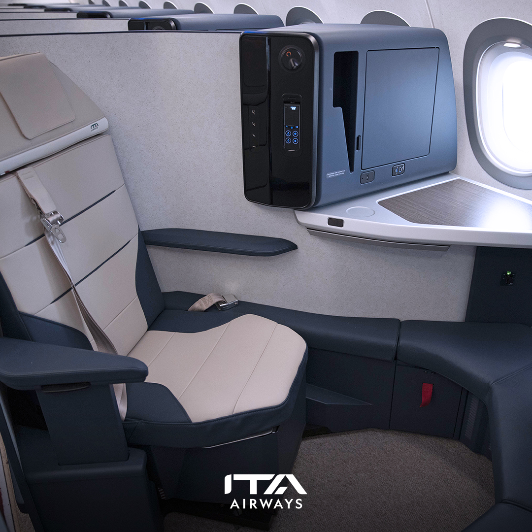 Voos de Londres e Paris para Roma: Experiencie o Conforto e Estilo com o Novo Airbus A321neo 1 A Business Class se destaca com assentos reclináveis full-flat, transformando-se em verdadeiras camas para um descanso relaxante.