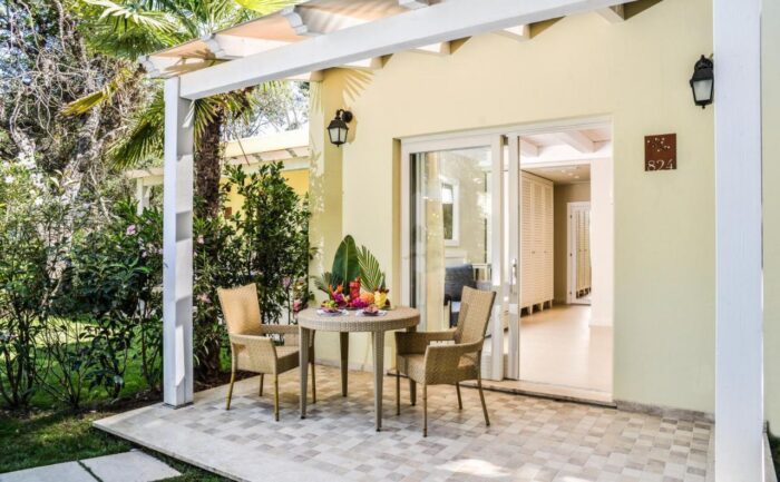 Área externa do Hotel Bouganville na Sardenha