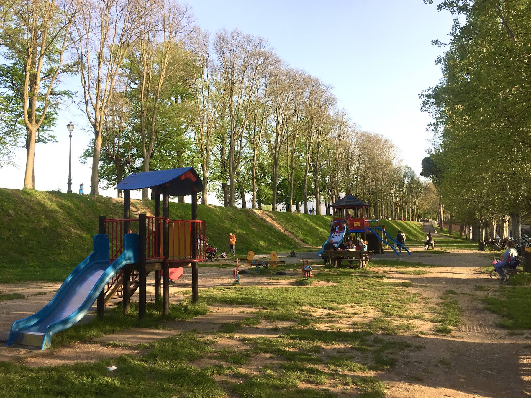o parquinho nos arredores da Porta Elisa, com as muralhas de Lucca no alto