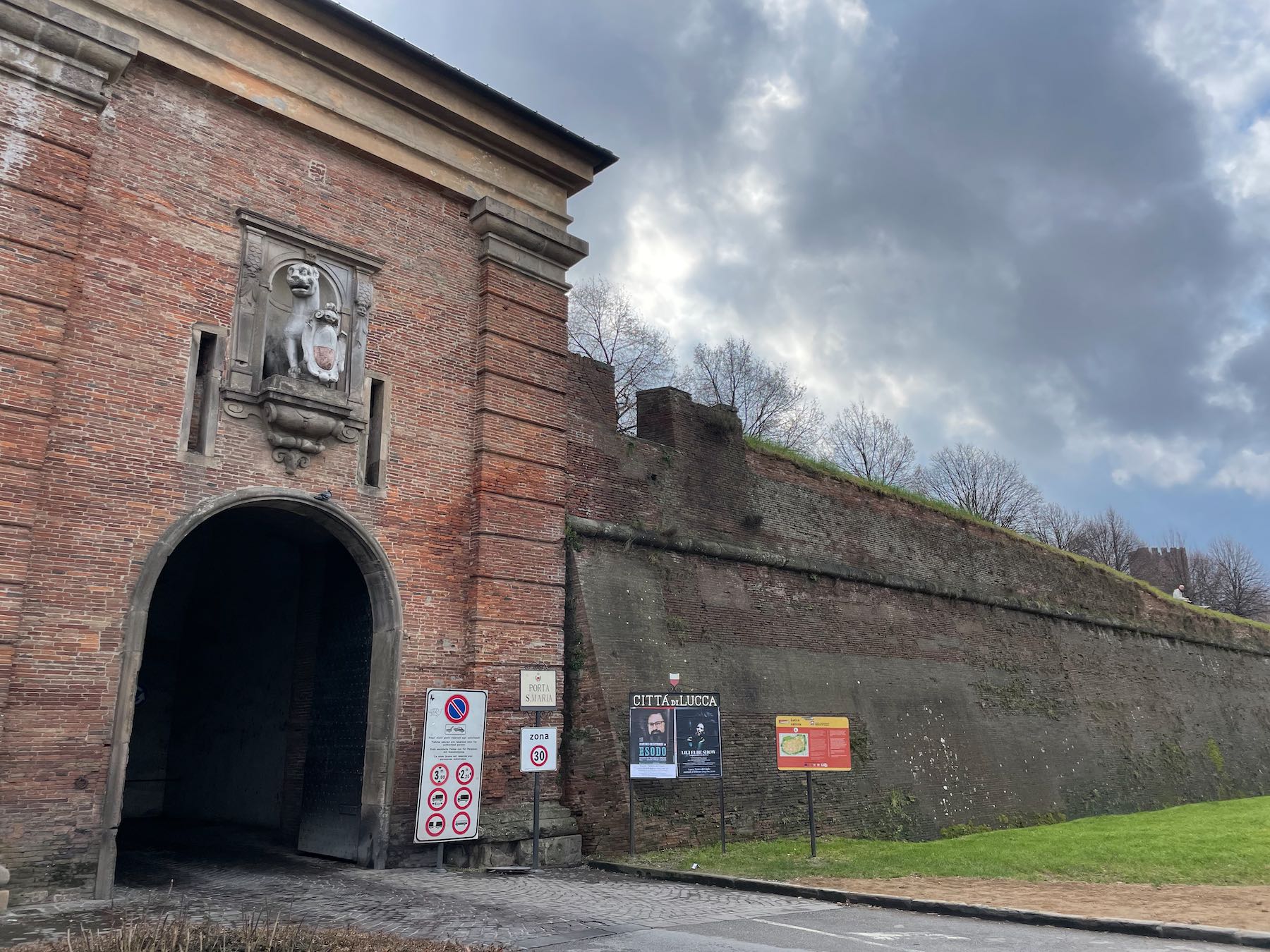 porta santa maria muralhas de lucca
