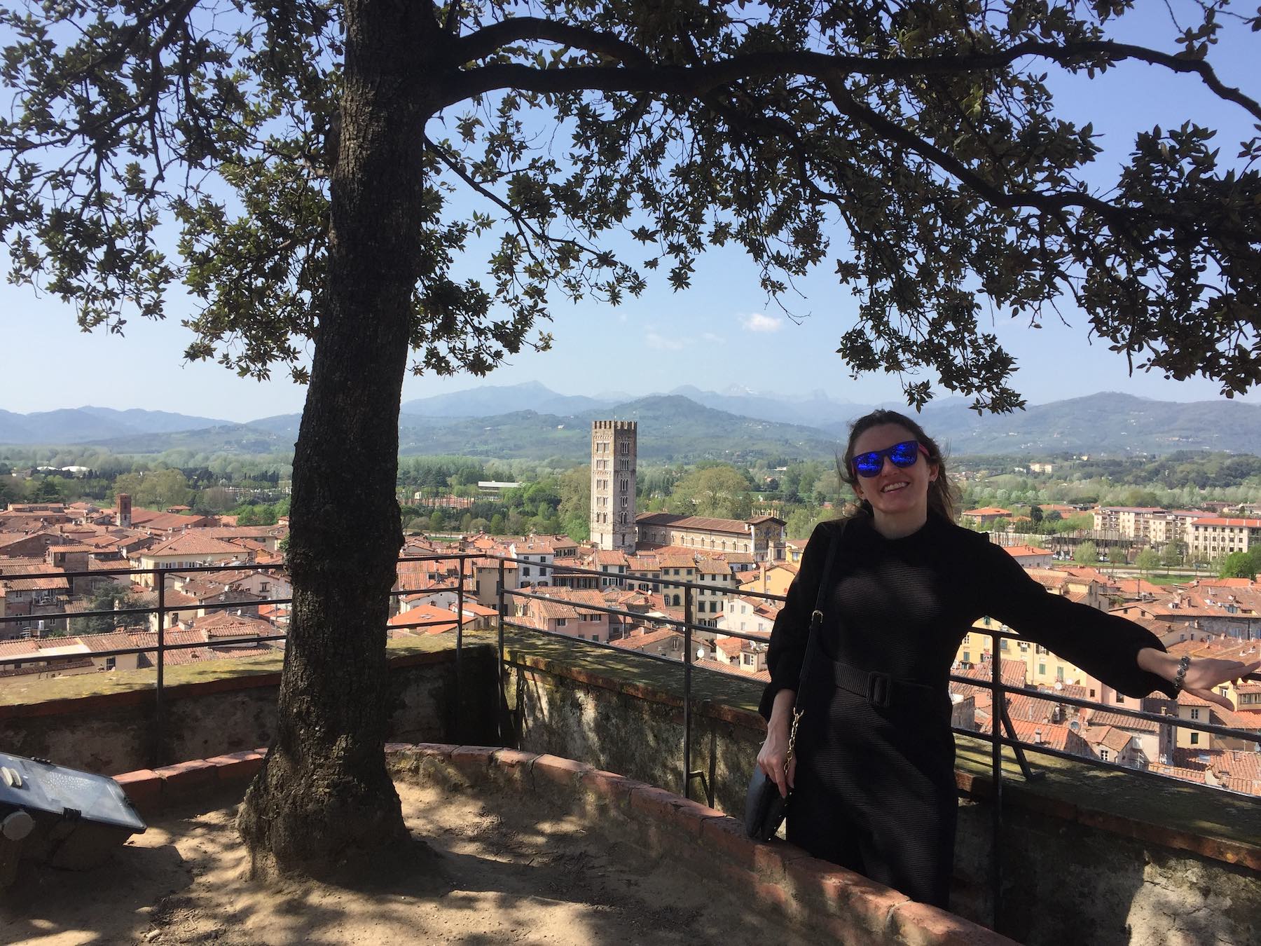 Brasil na Italia no alto da torre guinigi em Lucca