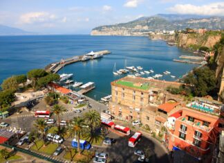 Como ir de Sorrento a Capri: as melhores opções de transporte e passeios