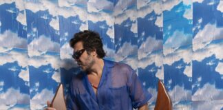 Alê Jordão participa pela 18º do Fuori Salone: na foto com a cadeira Anjo em em ipê fabricada na carpintaria do designer carioca  Zanini de Zanine