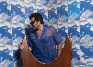 Alê Jordão participa pela 18º do Fuori Salone: na foto com a cadeira Anjo em em ipê fabricada na carpintaria do designer carioca  Zanini de Zanine