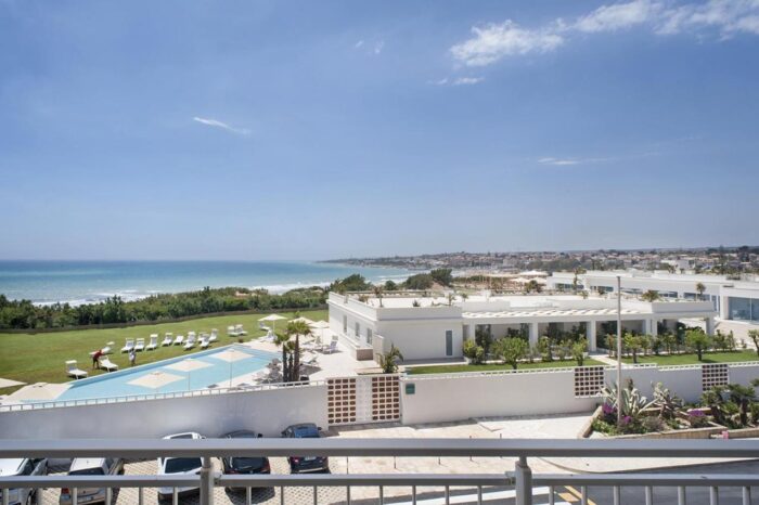 Vista do Modica Beach Resort, um resort na Sicilia perto da praia