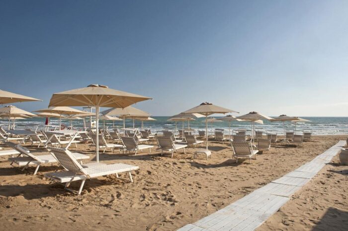 espreguiçadeiras e guarda sol grátis na praia particular do Modica Beach Resort