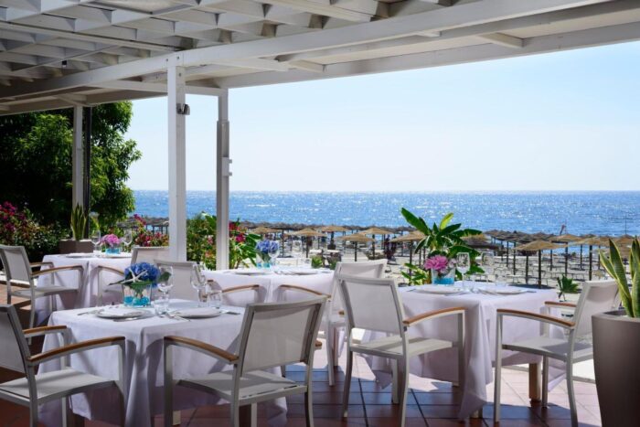 restaurante de resort na sicilia com vista para o mar - UNAHOTELS Naxos Beach Sicilia