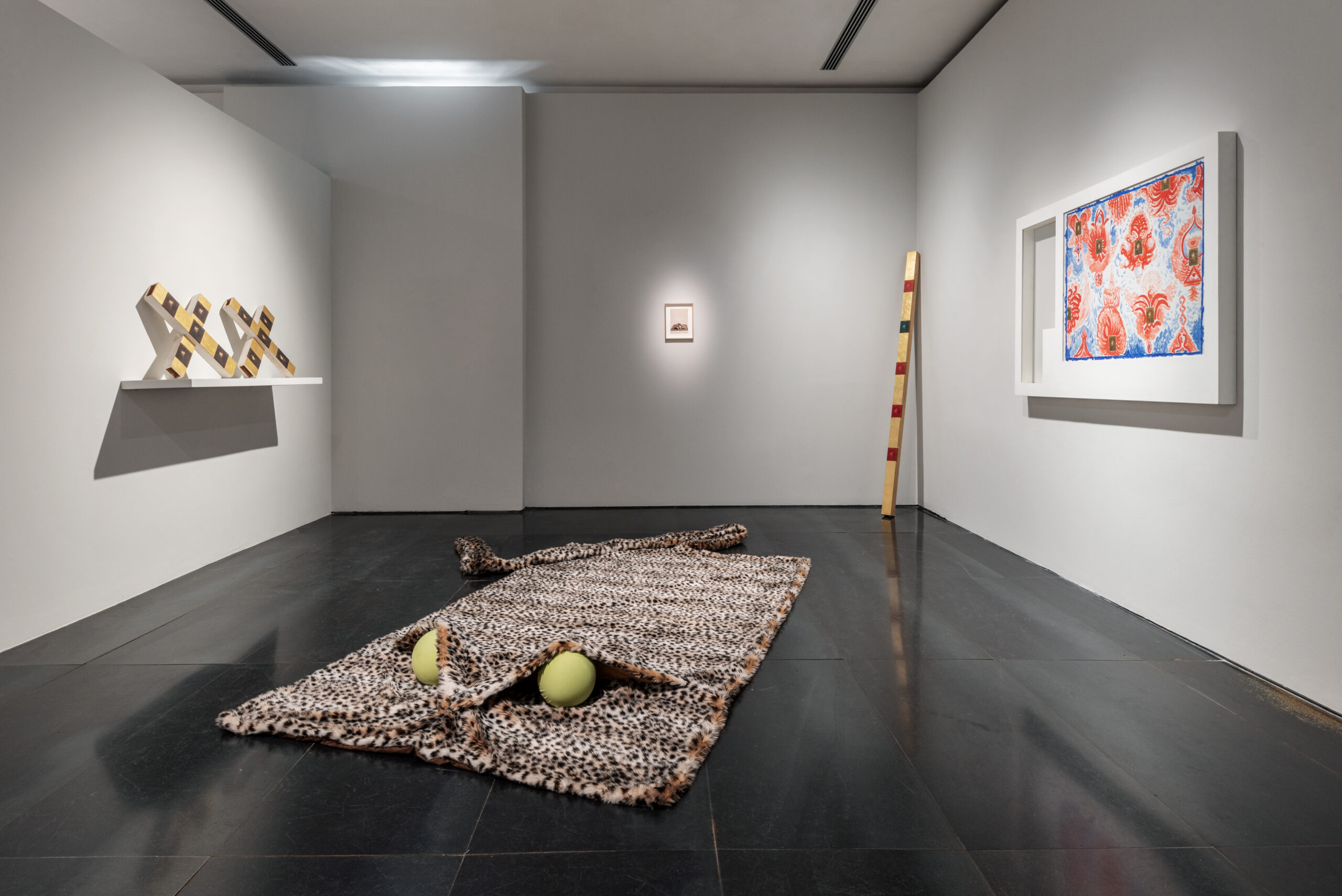 Museo del Novecento em Florença 14 Sala da exposição Marion Baruch – Un passo avanti tanti dietro no Museu Novecento, Florença, com obras têxteis e instalações apresentadas em um espaço minimalista. Foto Leonardo Morfini.