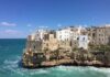 Nova Opção de Transporte até a Puglia Disponível a partir de 20 de Junho de 2024 - Na foto: Polignano a Mare, na Puglia: a cidade de Domenico Modugno, o cantor de "Volare... nel blu dipinto di blu..."