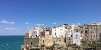 Nova Opção de Transporte até a Puglia Disponível a partir de 20 de Junho de 2024 - Na foto: Polignano a Mare, na Puglia: a cidade de Domenico Modugno, o cantor de "Volare... nel blu dipinto di blu..."