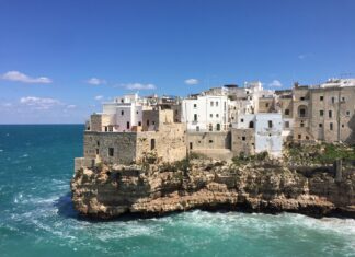 Nova Opção de Transporte até a Puglia Disponível a partir de 20 de Junho de 2024 - Na foto: Polignano a Mare, na Puglia: a cidade de Domenico Modugno, o cantor de "Volare... nel blu dipinto di blu..."