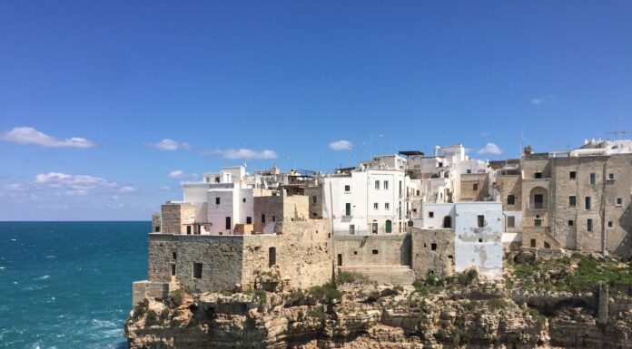 Nova Opção de Transporte até a Puglia Disponível a partir de 20 de Junho de 2024 - Na foto: Polignano a Mare, na Puglia: a cidade de Domenico Modugno, o cantor de "Volare... nel blu dipinto di blu..."