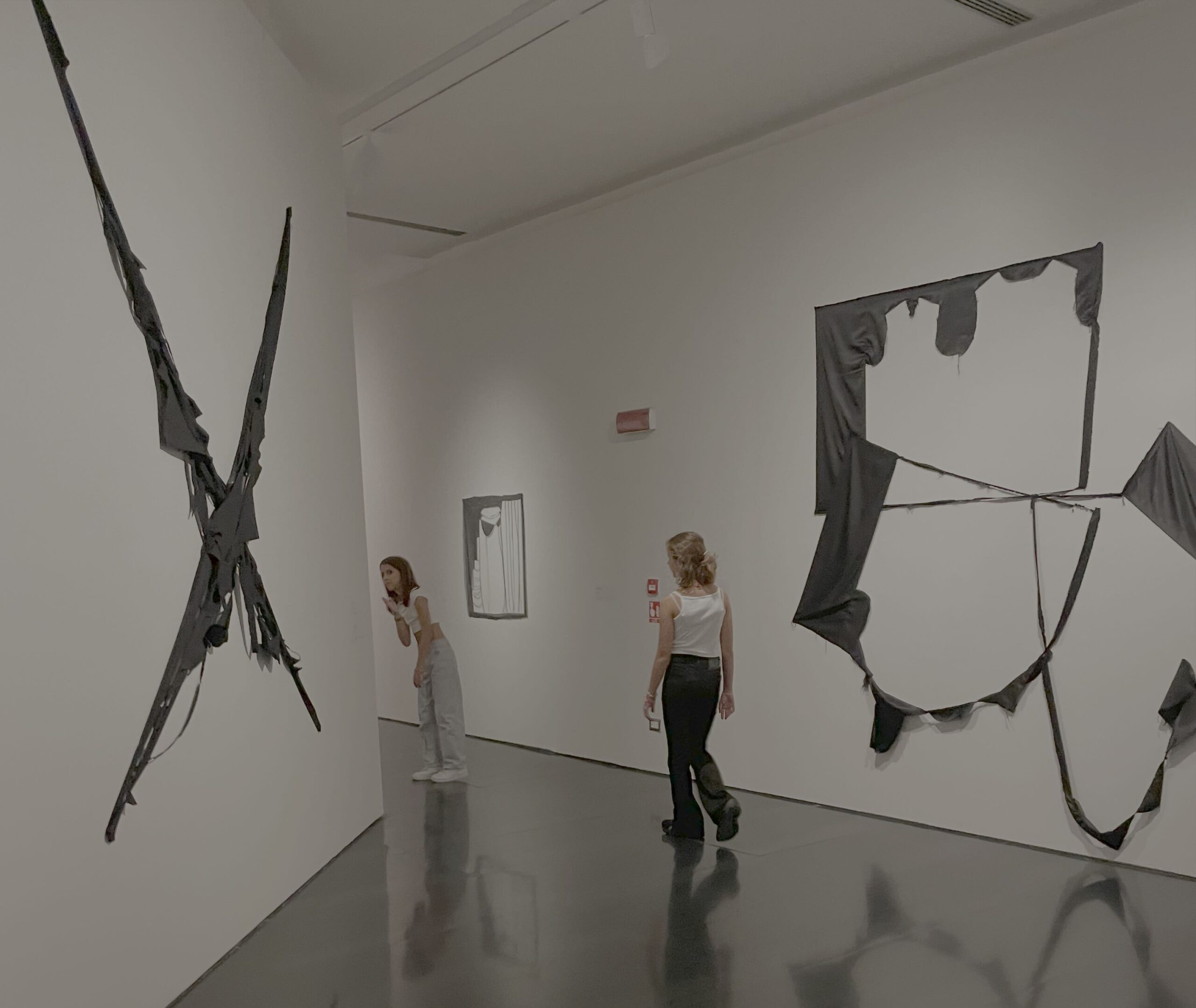 Museo del Novecento em Florença 15 Minhas filhas Aurora e Gaia visitando a mostra de Marion Baruch no Museo del Novecento em Florença